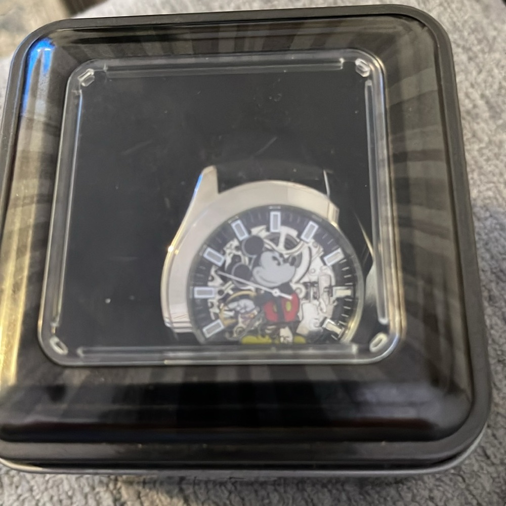 Mens Disney watch, new in box - Picture 4 of 5